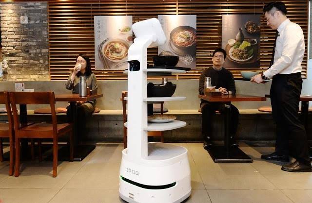 cloi robot pelayan restoran