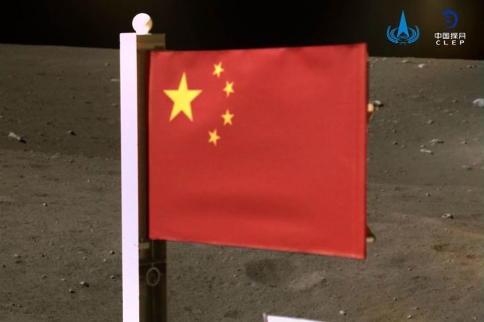 Bendera China di Bulan